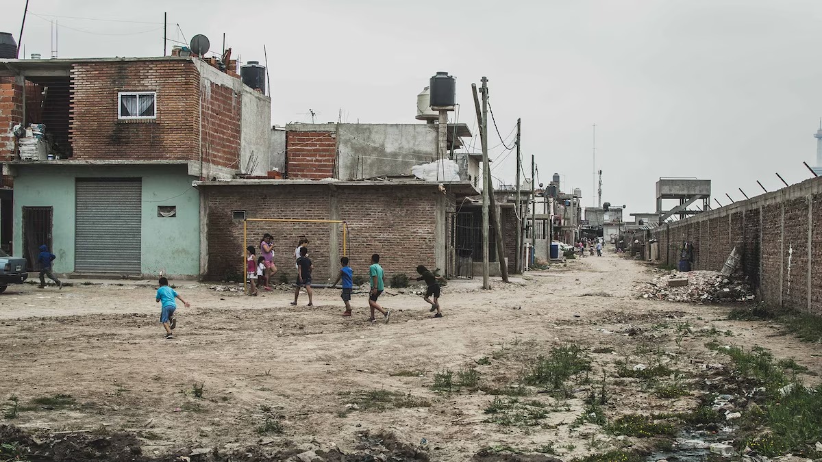 Vista de un barrio popular con viviendas precarias en la provincia de Buenos Aires