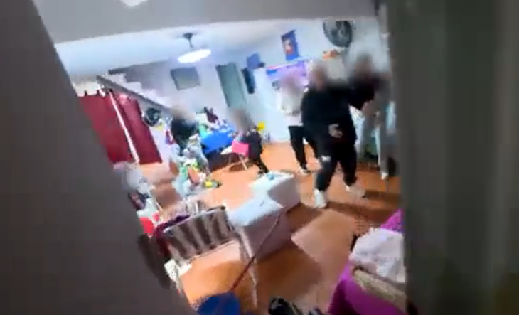 Efectivos policiales durante un allanamiento en el marco del operativo antidrogas