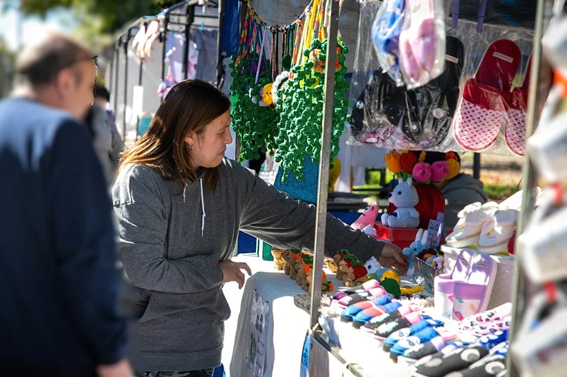 Puestos de la Feria de Emprendedores en una plaza de La Matanza