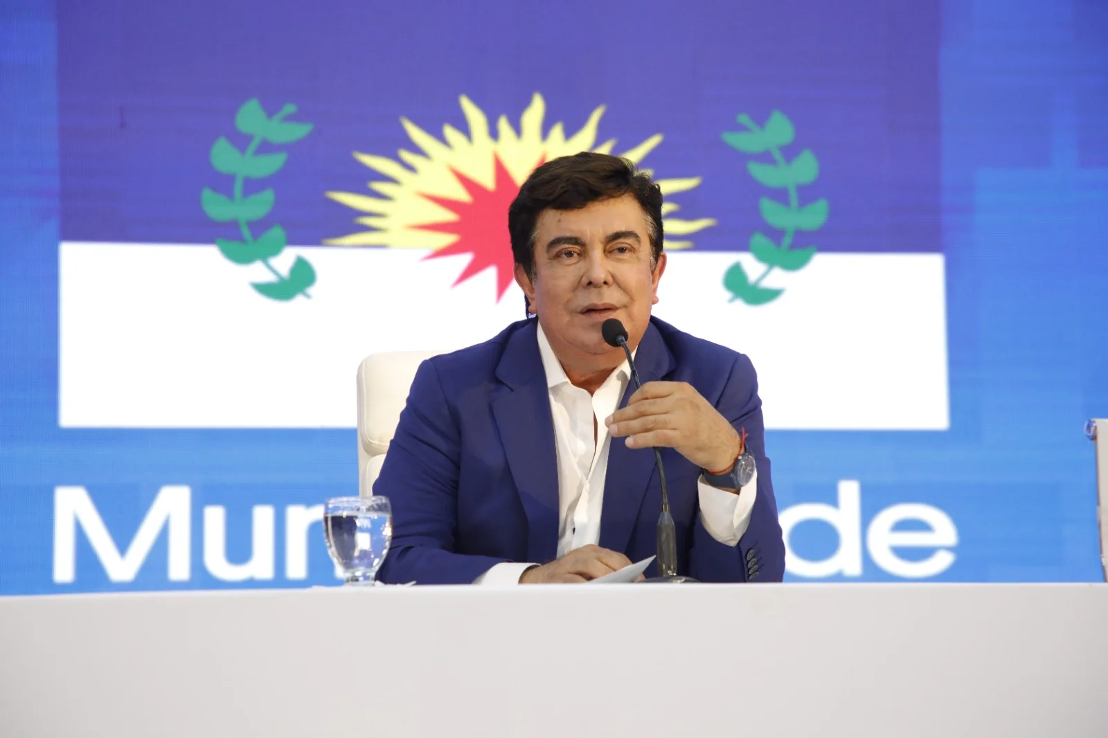 Fernando Espinoza hablando en un acto político