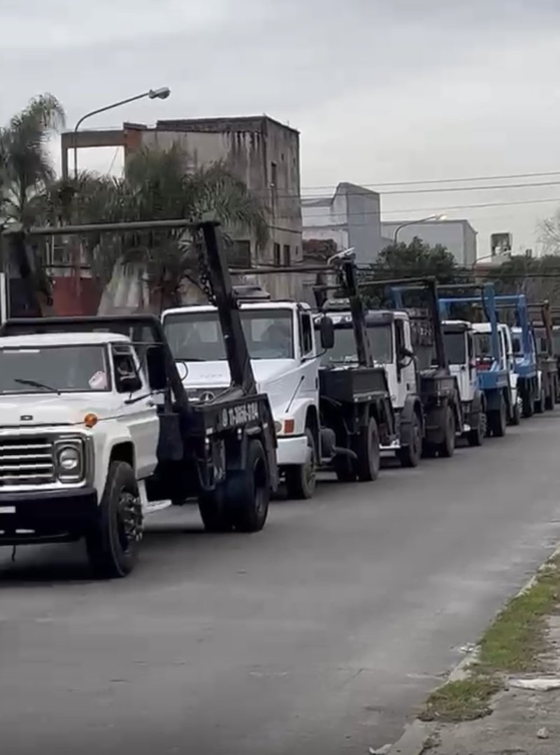 Camiones de volqueteros frente al Palacio Municipal de San Justo