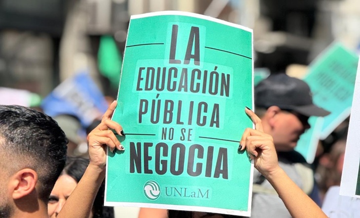 Estudiantes y docentes en una marcha universitaria con carteles