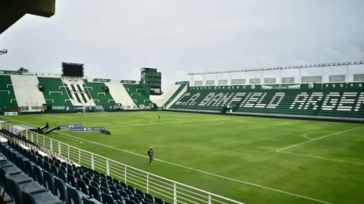 Estadio Florencio Sola de Banfield con tribunas llenas
