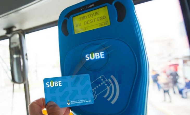 Tarjeta SUBE sobre un mostrador con fondo de estación de subte