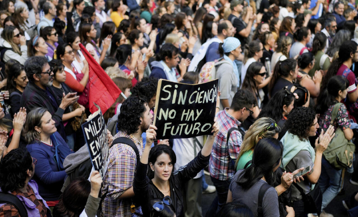 Manifestantes con carteles en una movilización por la ciencia en el Obelisco