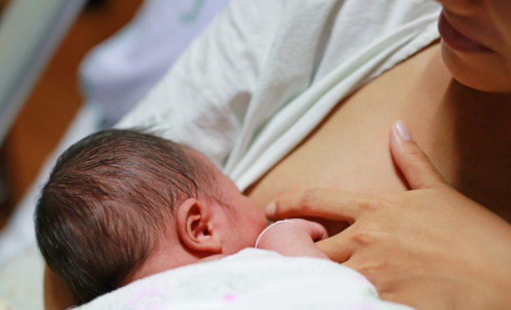 Madre amamantando a su bebé en un consultorio de lactancia