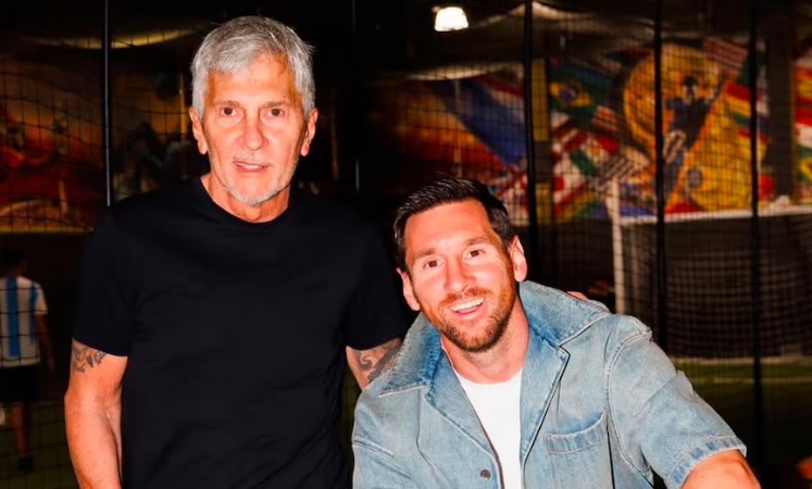 Lionel Messi con la camiseta de la selección argentina, con gesto serio