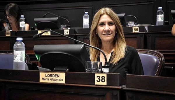 Senadora provincial Alejandra Lordén hablando en un recinto legislativo
