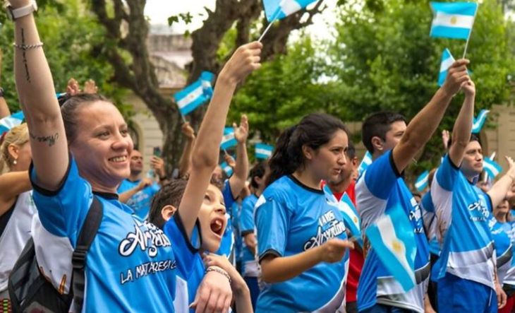 Corredores participando en una carrera rural en un entorno natural