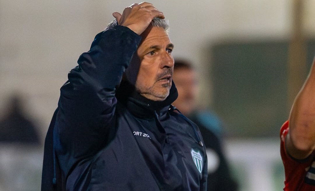 César Monasterio, entrenador de Deportivo Laferrere, durante un partido