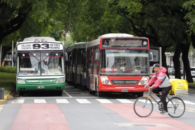 Tarjeta SUBE sobre un mapa de transporte público