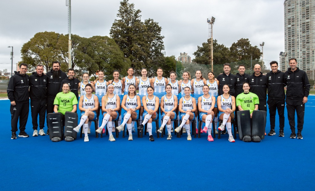 Jugadores de hockey argentinos celebrando un gol en un partido internacional