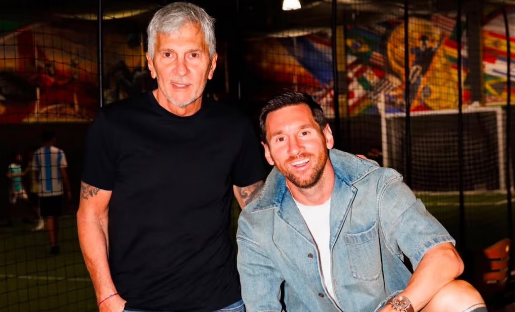 Lionel Messi con la camiseta de la selección argentina, con gesto serio