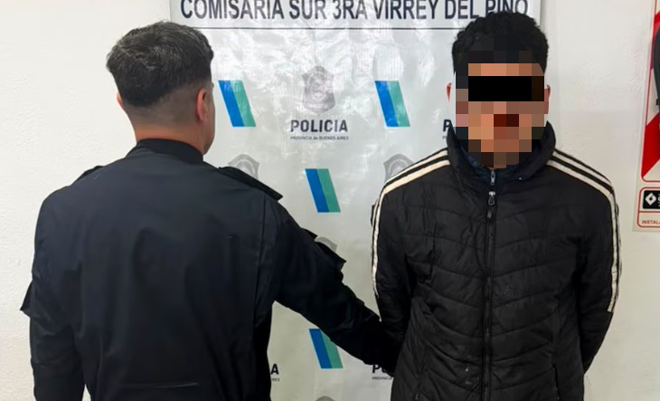 Policía científica trabaja en la escena del crimen en Virrey del Pino