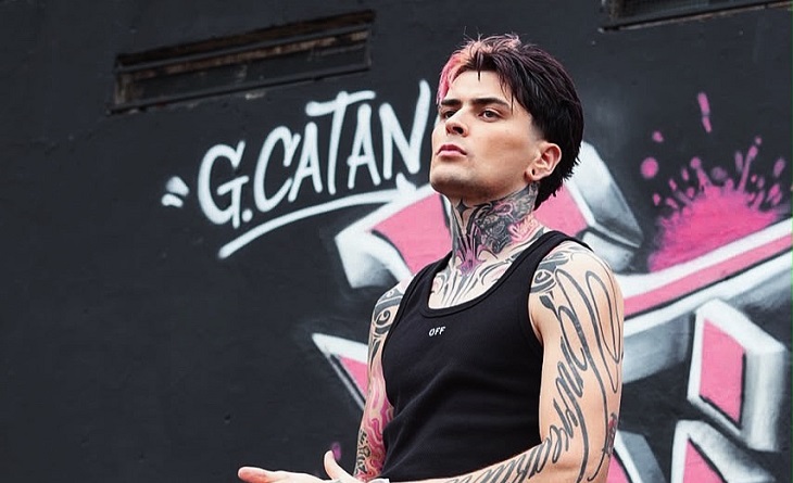 Lit Killah filmando el videoclip de G-Catán frente a un mural en González Catán