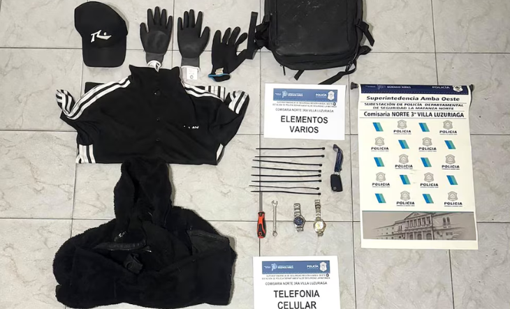 Policía de la Provincia de Buenos Aires durante un allanamiento