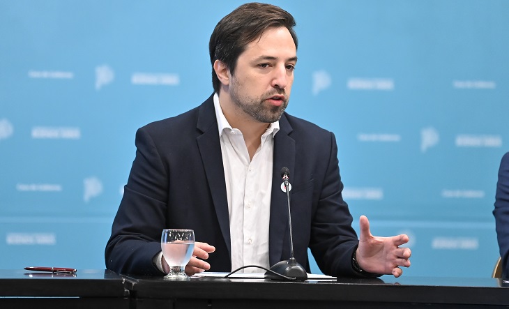 Nicolás Kreplak, ministro de Salud bonaerense, hablando en una conferencia