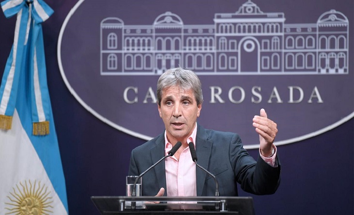 Luis Caputo, ministro de Economía, anunciando medidas en conferencia de prensa