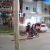 Cámara de seguridad muestra a motochorros armados junto a una camioneta Peugeot en una calle residencial