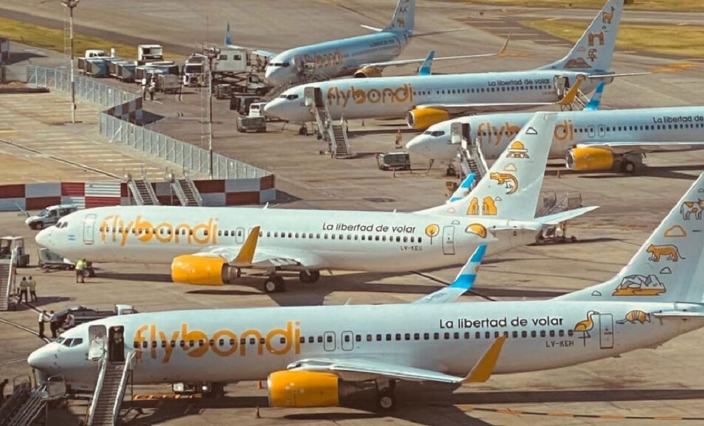 Avión de Flybondi en una pista de aterrizaje
