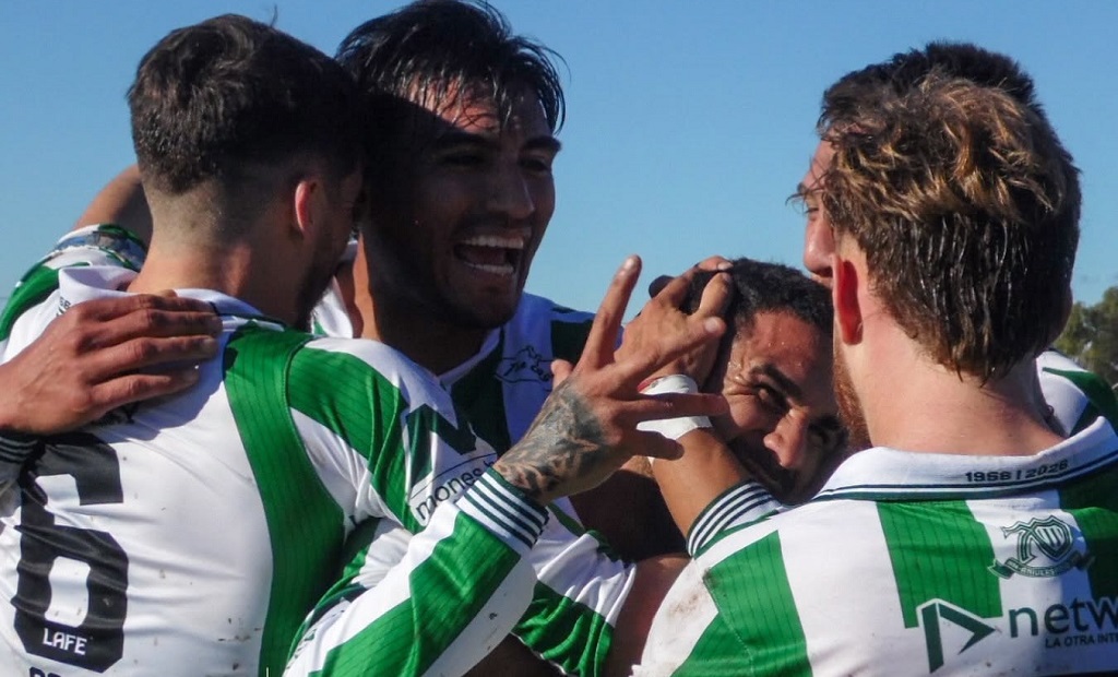 Jugadores de fútbol en una cancha con arcos de fondo