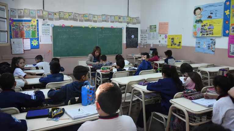 Estudiantes de escuela primaria en un aula argentina