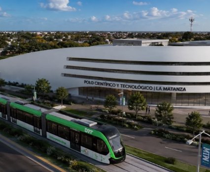 Vehículo de transporte público eléctrico sobre neumáticos en una calle urbana