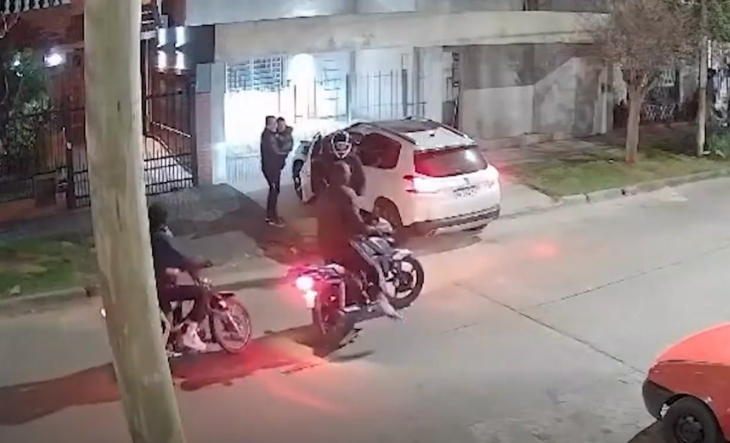 Motochorros en una motocicleta durante un asalto en la vía pública