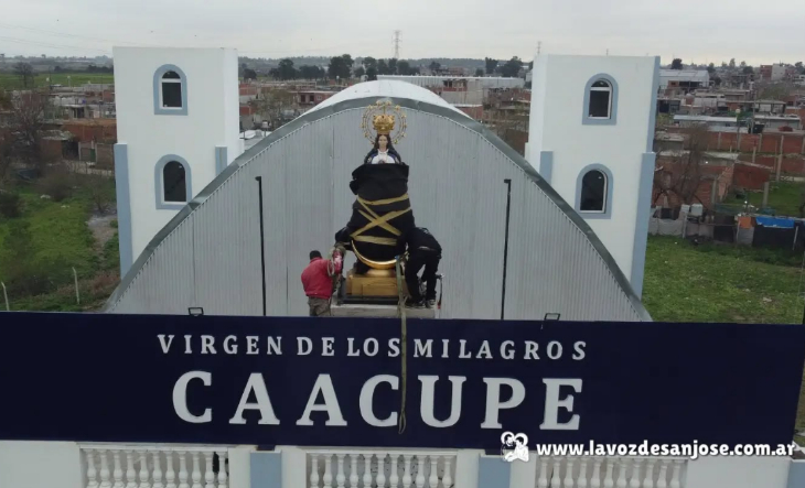 Imagen de María de Caacupé en la cúspide del santuario de González Catán