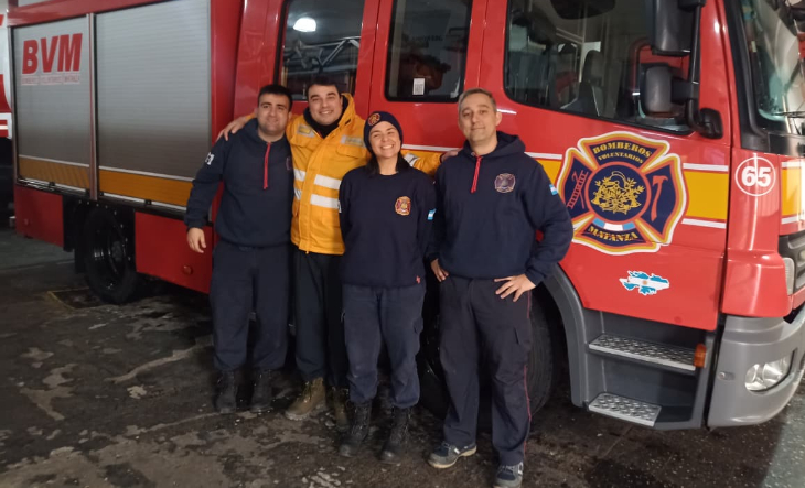 Bomberos voluntarios de La Matanza en una jornada recreativa con niños