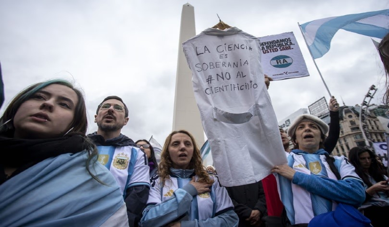 Manifestantes con banderas frente al Obelisco durante la marcha científica