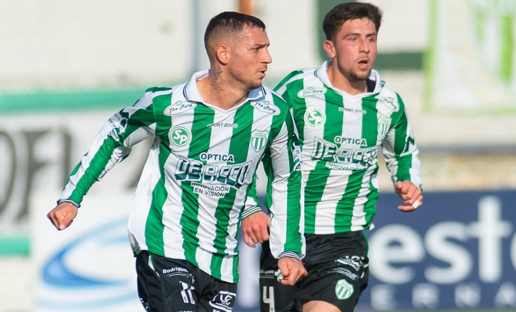 Jugadores de Deportivo Laferrere en un partido de la Primera B