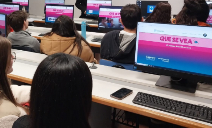 Estudiantes universitarios trabajando en grupo en un aula
