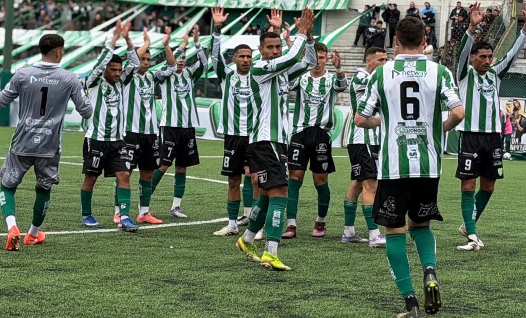 Jugadores de Deportivo Laferrere y Excursionistas disputando el balón en el campo de juego