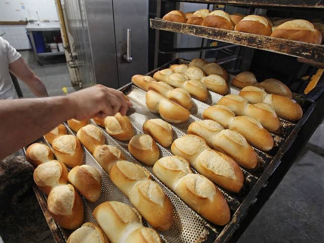 Panadería con estantes vacíos y cartel de cierre