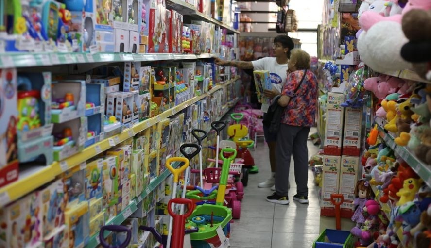 Comercio con juguetes y promociones por el Día del Niño
