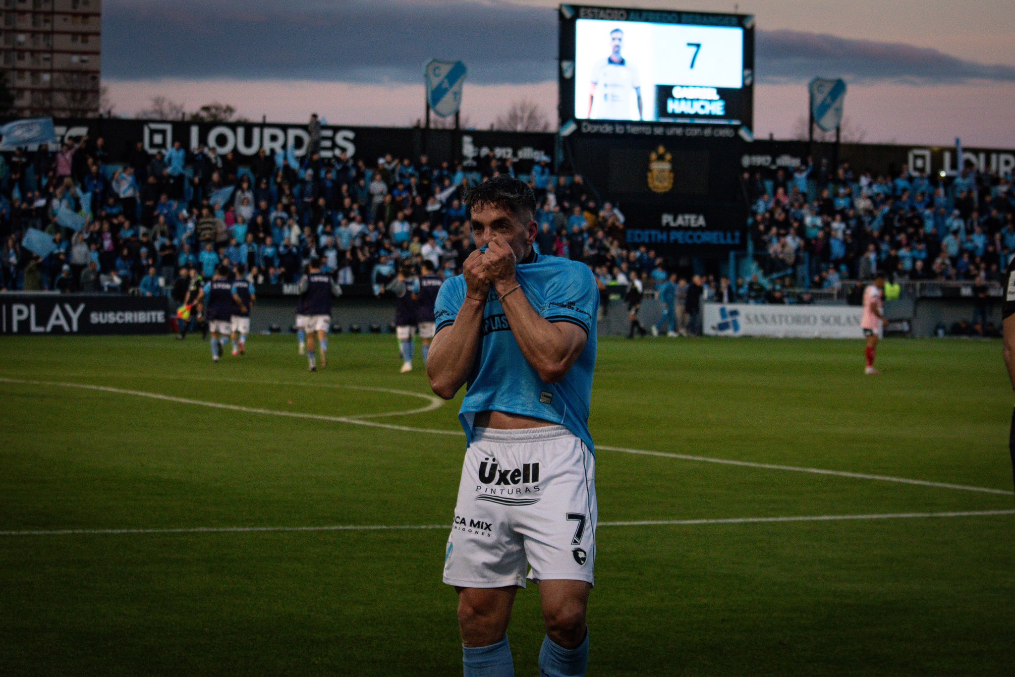 Jugadores de Temperley celebran un gol ante Los Andes en el clásico del Sur