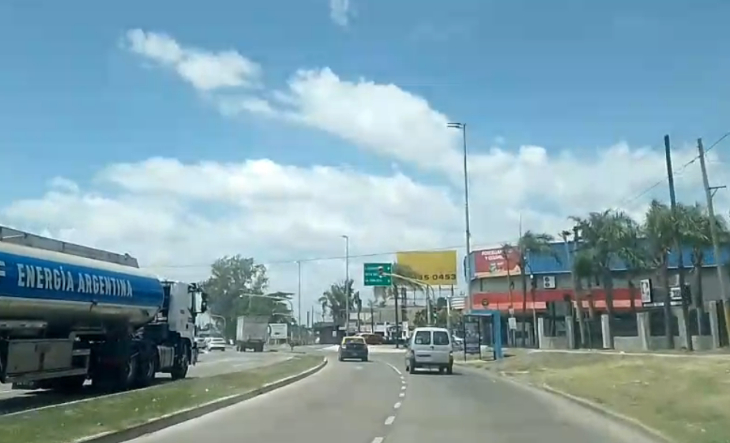 Ruta nacional con tránsito y cartel de obra vial