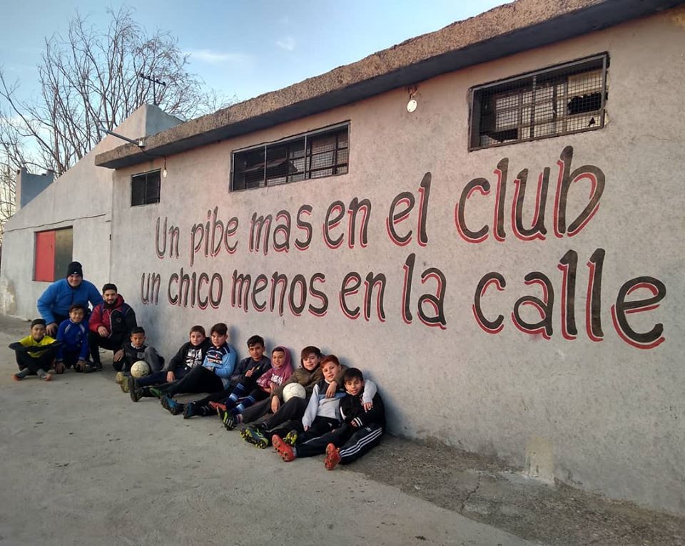 Dirigentes de clubes de barrio en una reunión con legisladores