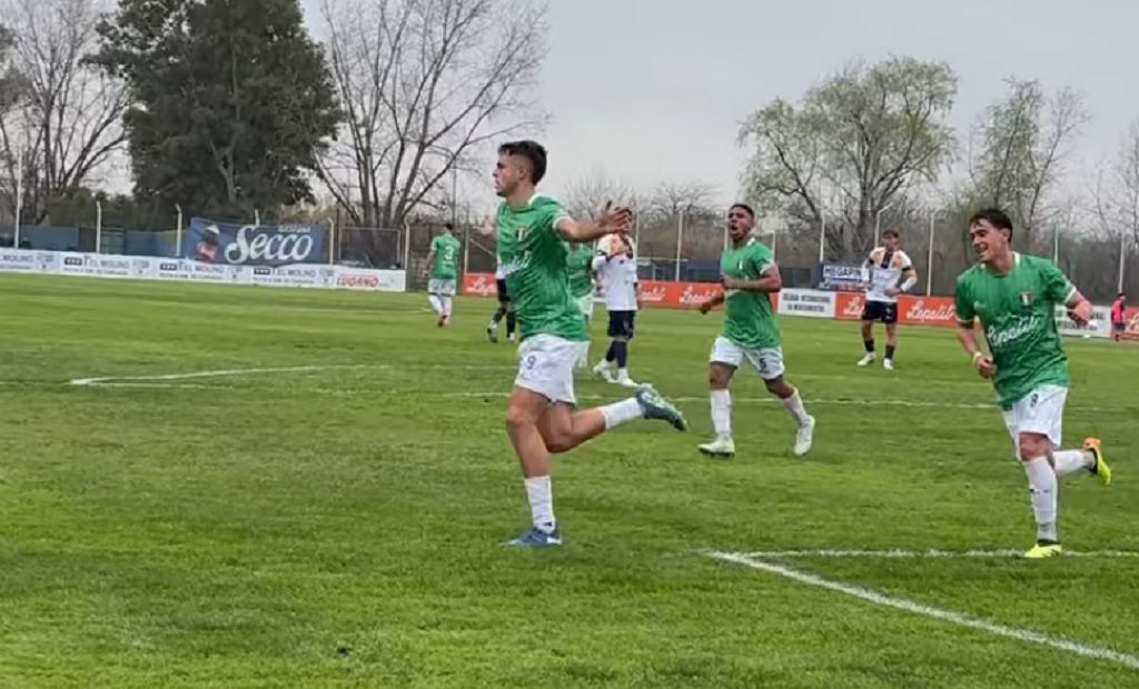 Jugadores de Sportivo Italiano celebran un gol en su estadio