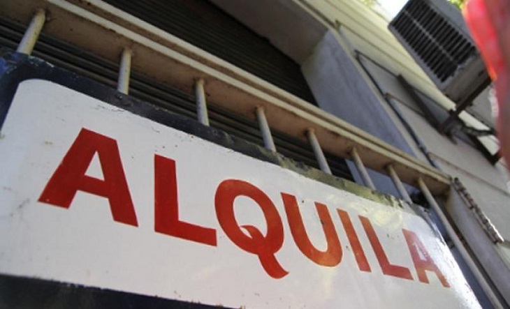 Personas con carteles de protesta por vivienda