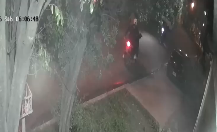 Efectivo policial en la escena del hecho en Gregorio de Laferrere