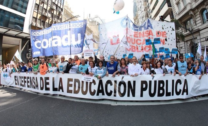Estudiantes y docentes concentrados frente al Palacio Pizzurno con carteles de reclamo