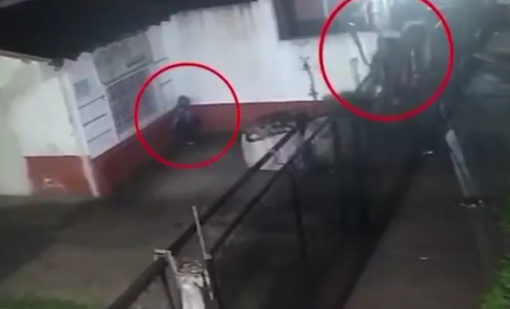 Cámara de seguridad registra a tres hombres escapando por el patio de una vivienda