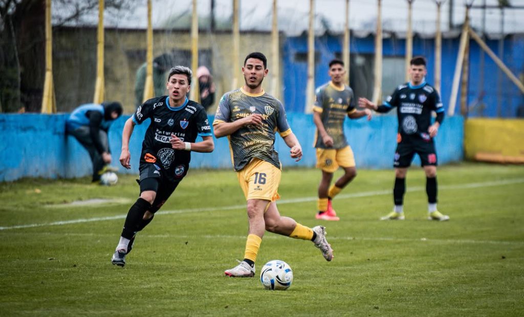 Jugadores de Yupanqui celebrando un gol en un partido de fútbol