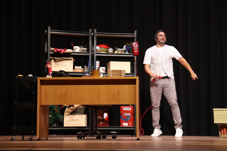 Ariel Staltari en escena durante la obra Agotados en el Teatro Universidad