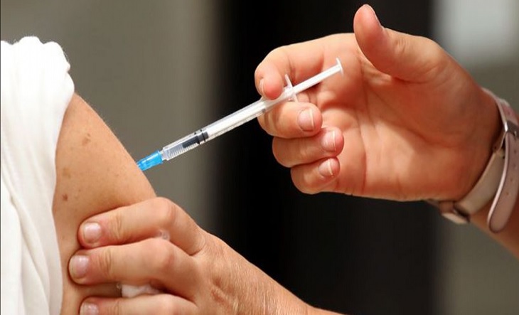 Vacunatorio con personal de salud aplicando una dosis a un paciente