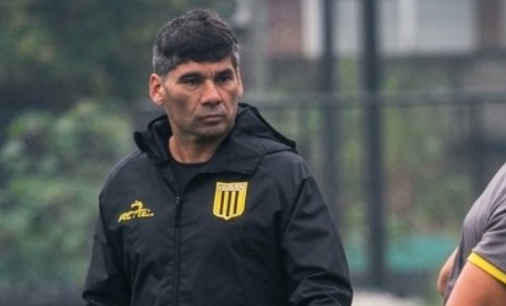 Andrés Montenegro, técnico de Almirante Brown, durante un partido