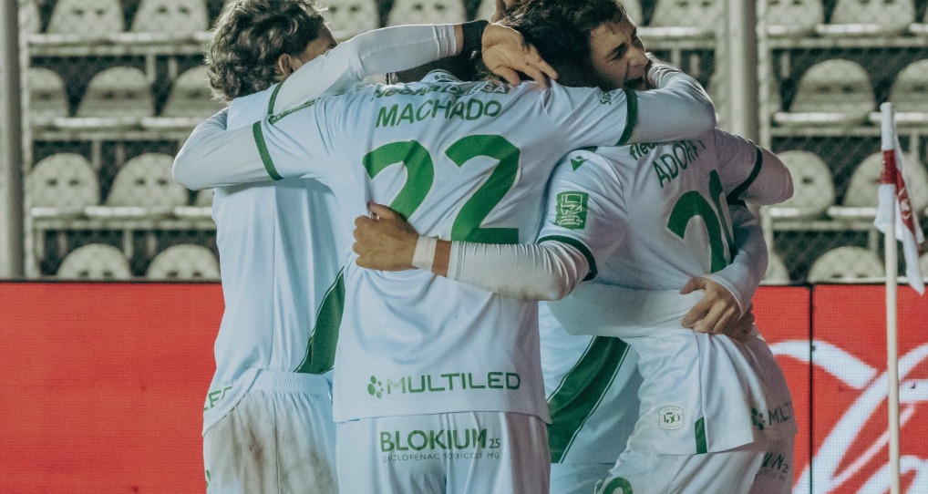 Jugadores de Banfield celebran la clasificación tras ganar por penales