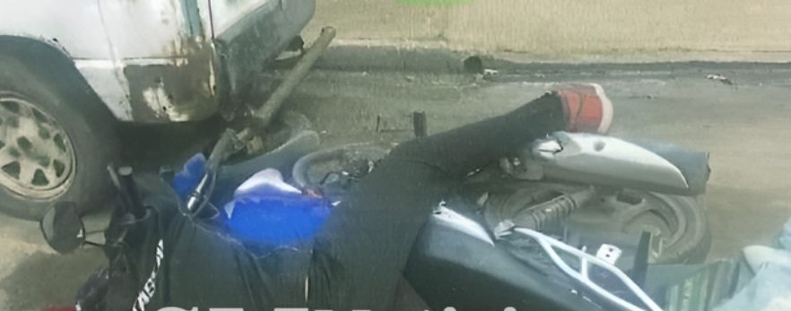 Calle de Gregorio de Laferrere con móvil policial y cinta de seguridad